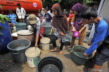 Pembagian air bersih bagi korban kekeringan di Serang