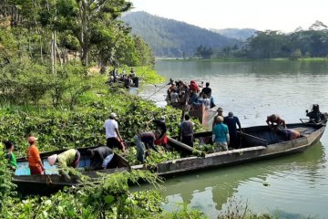 Ratusan orang ikuti aksi membersihkan Sungai Serayu Banyumas