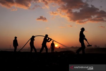 Penanggulangan kebakaran sampah TPA Antang