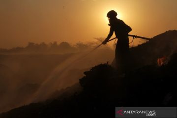Penanggulangan kebakaran sampah TPA Antang