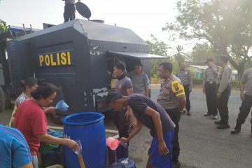 Polres Waykanan distribusikan air bersih gunakan water canon