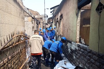 Petugas evakuasi 2,5 ton puing yang terbakar di Jatinegara