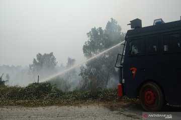 Rumah penduduk terkepung kebakaran lahan dekat Bandara Syamsudin Noor