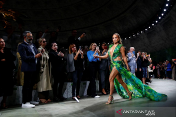 Jennifer Lopez kenakan versi gaun hijau ikonisnya di acara Versace