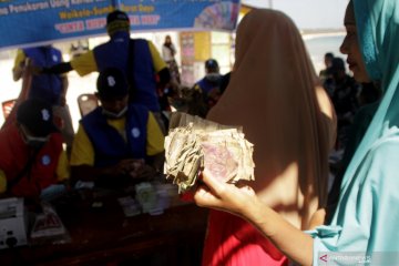 Di Sumba, warga desa ini antusias tukar uang lusuh hingga Rp200 juta