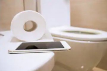 Menggunakan ponsel di toilet picu wasir?