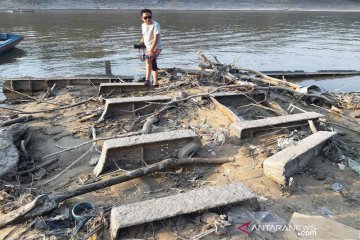 Sungai Barito surut, bangkai Kapal Onrust muncul ke permukaan