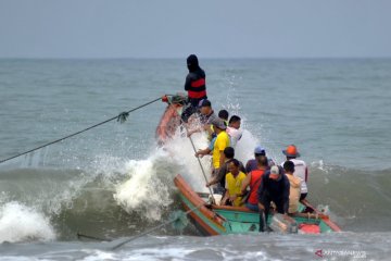 Taifun Mitag picu gelombang empat meter di perairan Indonesia