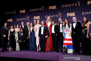 Emmy Award digelar virtual, selebritas tampil dari kamar pakai piyama?