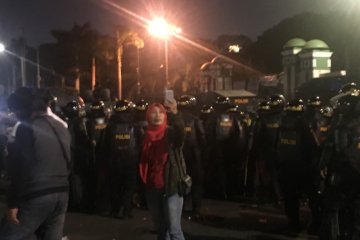 Aksi demonstrasi tidak membuat takut warga, ibu ini malah berswafoto