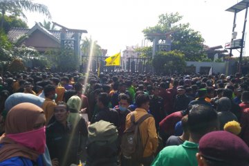 Demo mahasiswa tolak revisi UU KPK di Samarinda berlangsung ricuh