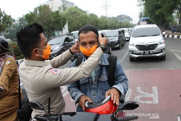 Pengguna jalan di Banda Aceh dibagikan ribuan masker dampak karhula