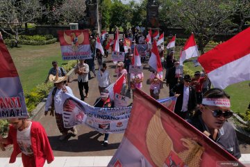 Puluhan peserta unjuk rasa dukung revisi UU KPK datangi DPRD Bali