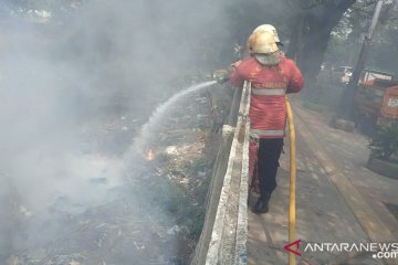 Tiga unit damkar dikerahkan padamkan kebakaran sampah liar