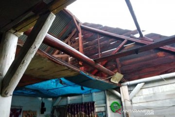 Hujan disertai angin rusak 10 rumah warga di Mentok