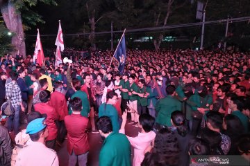Ribuan mahasiswa aksi masih bertahan di DPRD Jabar