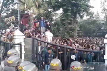 Aksi ribuan mahasiswa di Bandung sempat diwarnai kericuhan