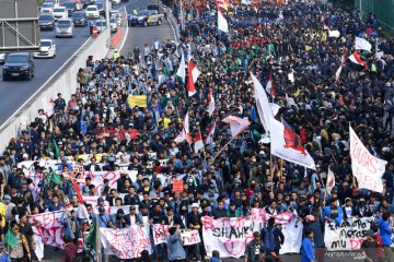 Mahasiswa turun ke jalan tolak UU KPK dan pengesahan RUU KUHP