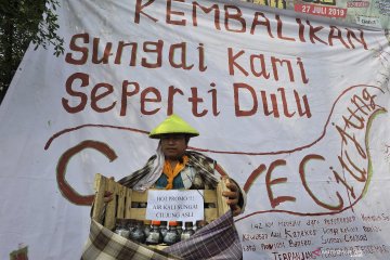 Anggota Mapala protes atas pencemaran sungai Ciujung di Serang