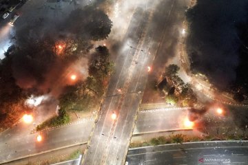 Penampakan dari udara flyover Senayan saat terjadi ricuh polisi dan mahasiswa