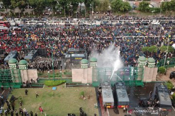 Demo mahasiswa di DPR ricuh, polisi tembakkan watercannon