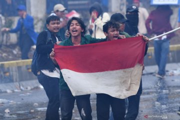 Aksi mahasiswa di depan gedung DPR berakhir ricuh