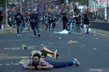 Mahasiswa bentrok dengan polisi di Makassar