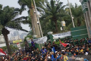 TNI perkuat pengamanan di gerbang Gedung DPR RI yang jebol