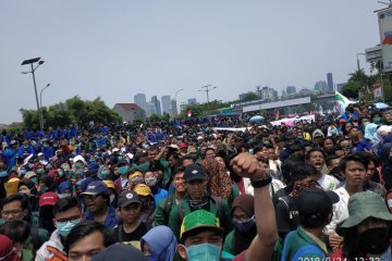 Ribuan mahasiswa sampai di depan gedung DPR/MPR