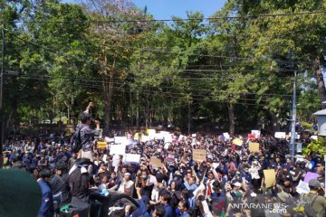 Ribuan mahasiswa Bali berunjuk rasa tolak RKUHP dan Revisi UU KPK