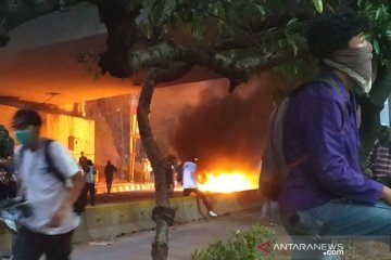 Bakar barier, demonstran blokade jalan di bawah "flyover" Senayan