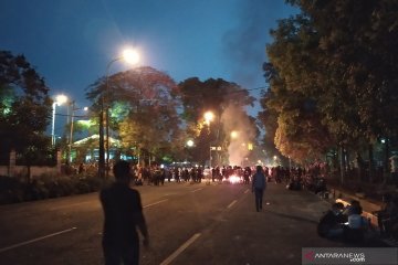Mahasiswa masih bertahan hingga malam di sekitar Gedung DPRD Jabar