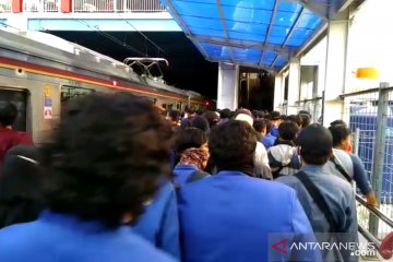 Empat stasiun KRL Jakarta alami lonjakan penumpang imbas demonstrasi