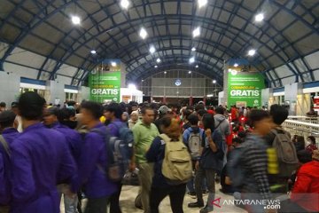 Demo Mahasiswa - Tembakan gas air mata terdengar dari Stasiun Palmerah