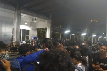 Sebagian mahasiswa menunggu kereta terakhir di Stasiun Palmerah