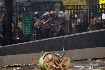 Demo di Makassar berakhir bentrok