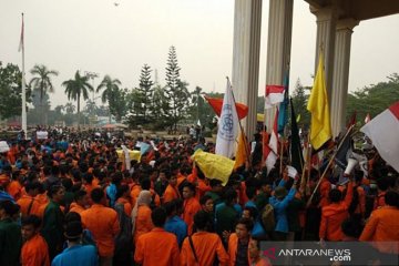 Mahasiswa dan polisi Jambi saling dorong saat aksi tolak revisi UU KPK