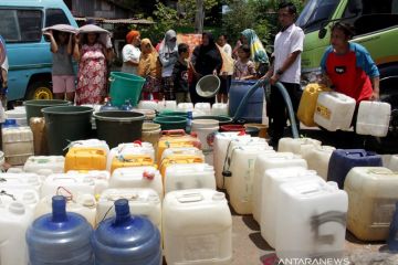 Antrean air bersih