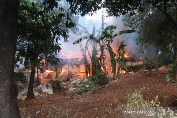 Pendemo bakar bangunan diduga pospol Pejompongan