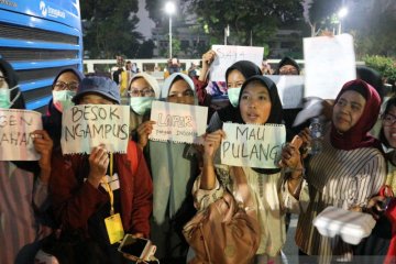 Terjebak di Tol Slipi, penumpang TransJakarta protes demonstran