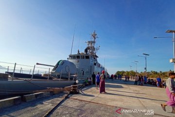 Ada kapal sandar, warga Desa Wulandoni-NTT bersuka cita