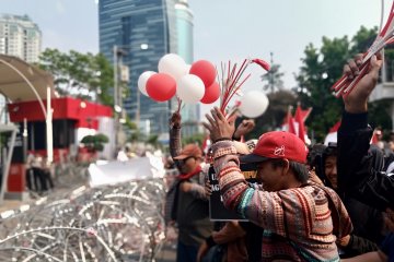Demonstran 13 organisasi pasang keranda di depan gedung KPK