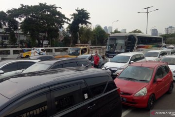 Demo pelajar, arus kendaraan di tol Slipi-Grogol terhenti