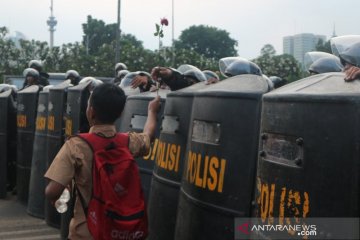 Polisi negosiasi dengan pelajar STM yang berdemo di DPR RI