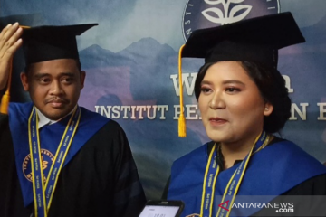 Kahiyang Ayu pilih wisuda bersama suami