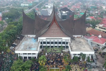 Mahasiswa duduki kantor DPRD Sumbar