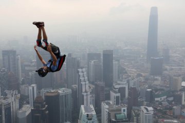 Aksi penerjun melompat dari Menara Kuala Lumpur