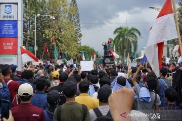 Massa banjiri Gedung DPRD NTB tolak RKUHP dan UU KPK yang baru