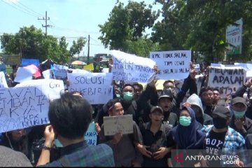 Ratusan mahasiswa Madiun demo tolak RKUHP dan Revisi UU KPK