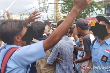 Pelajar SMK Mataram rasakan perihnya gas air mata